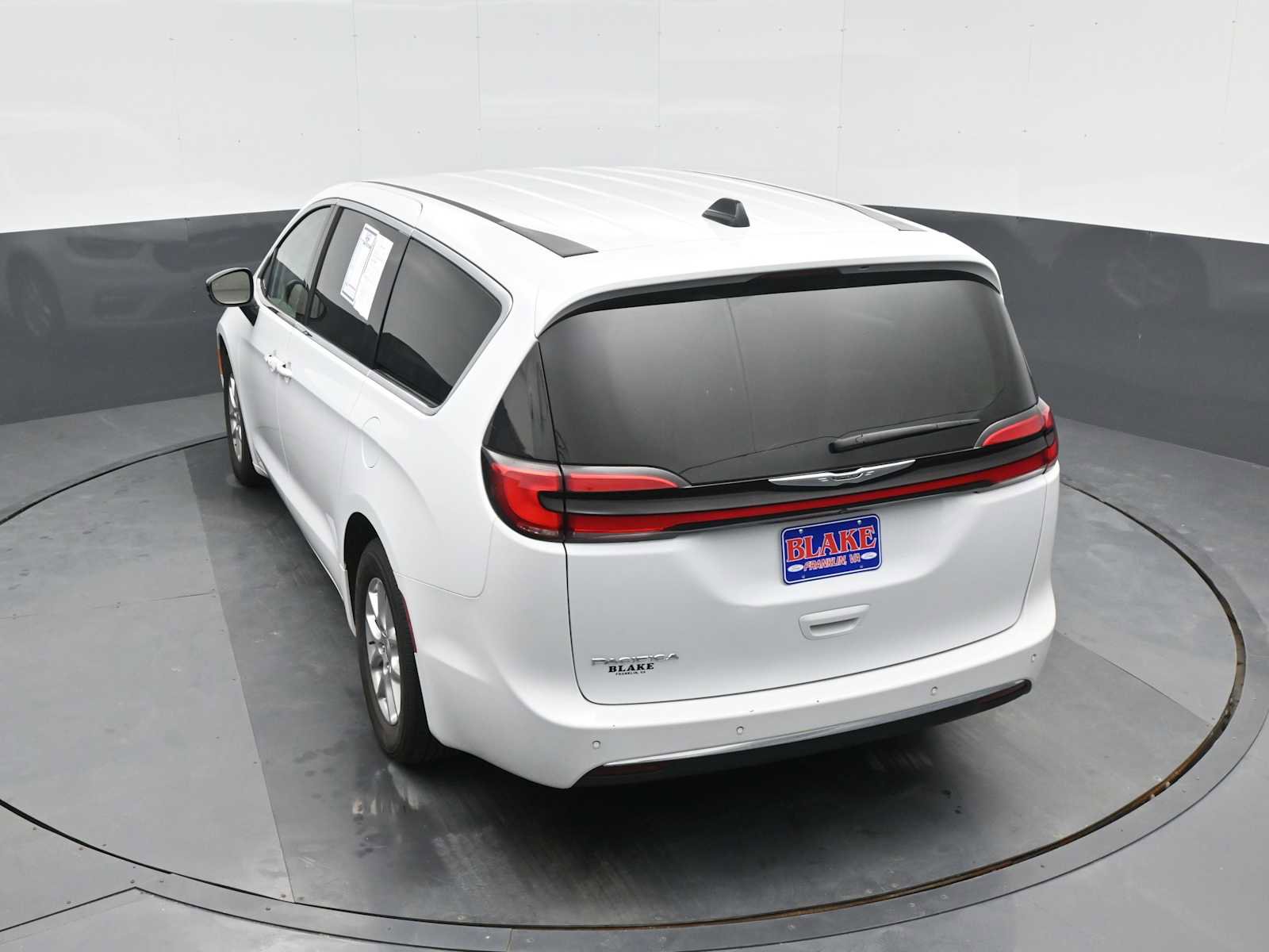 Used 2024 Chrysler Pacifica Touring-L image 14