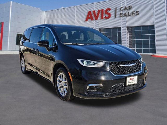 Used 2025 Chrysler Pacifica Select image 3