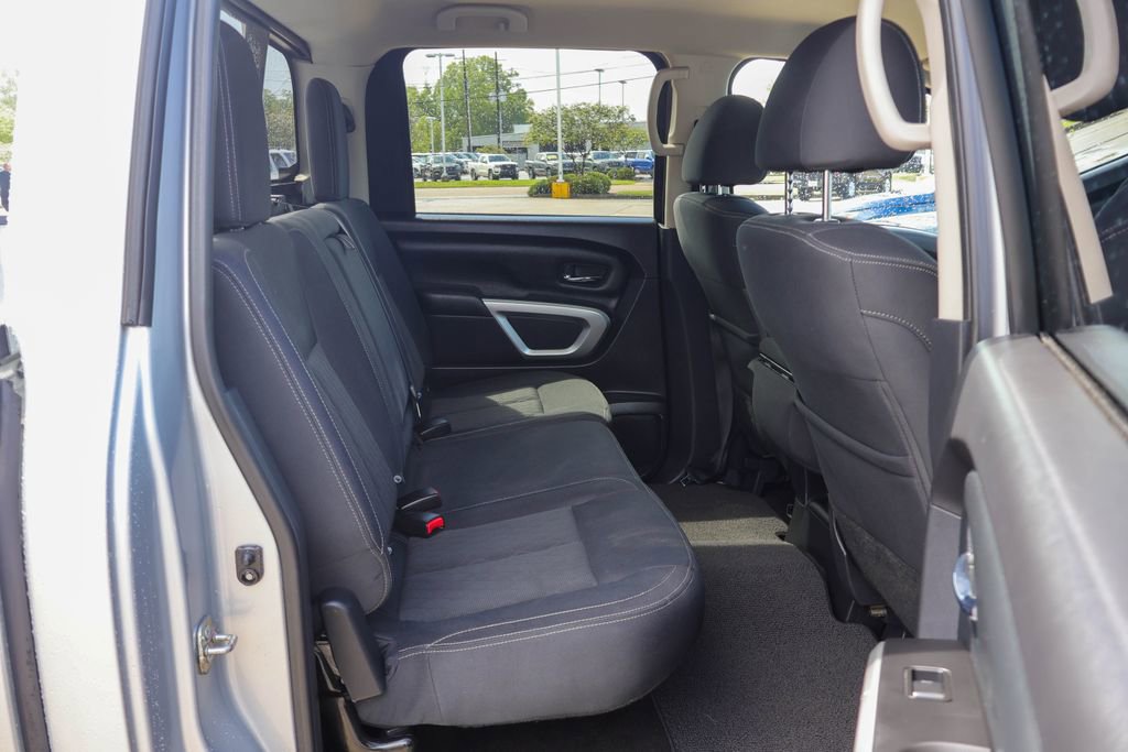 Used 2019 Nissan Titan SV image 10