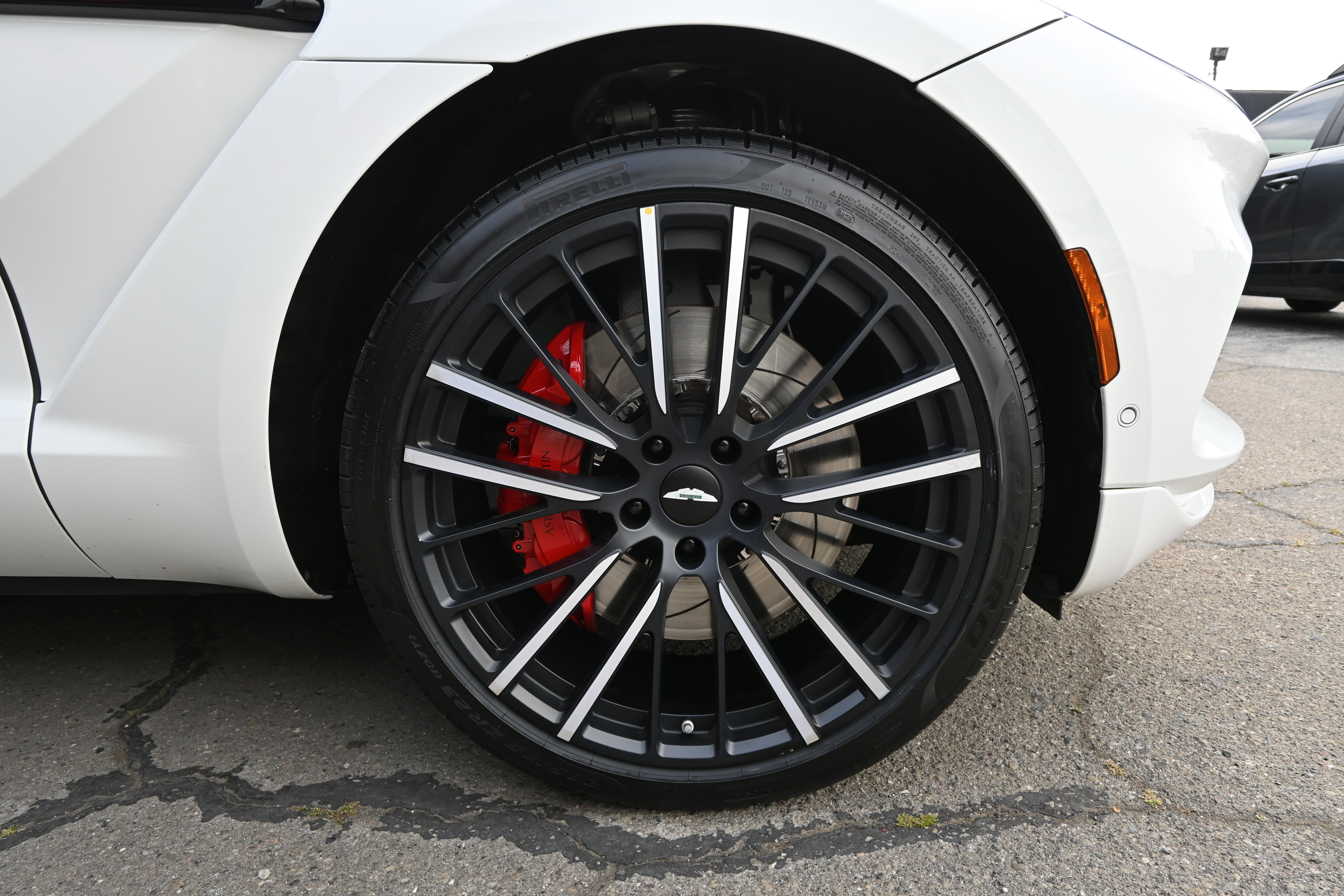 Used 2022 Aston Martin DBX AWD/4WD image 32