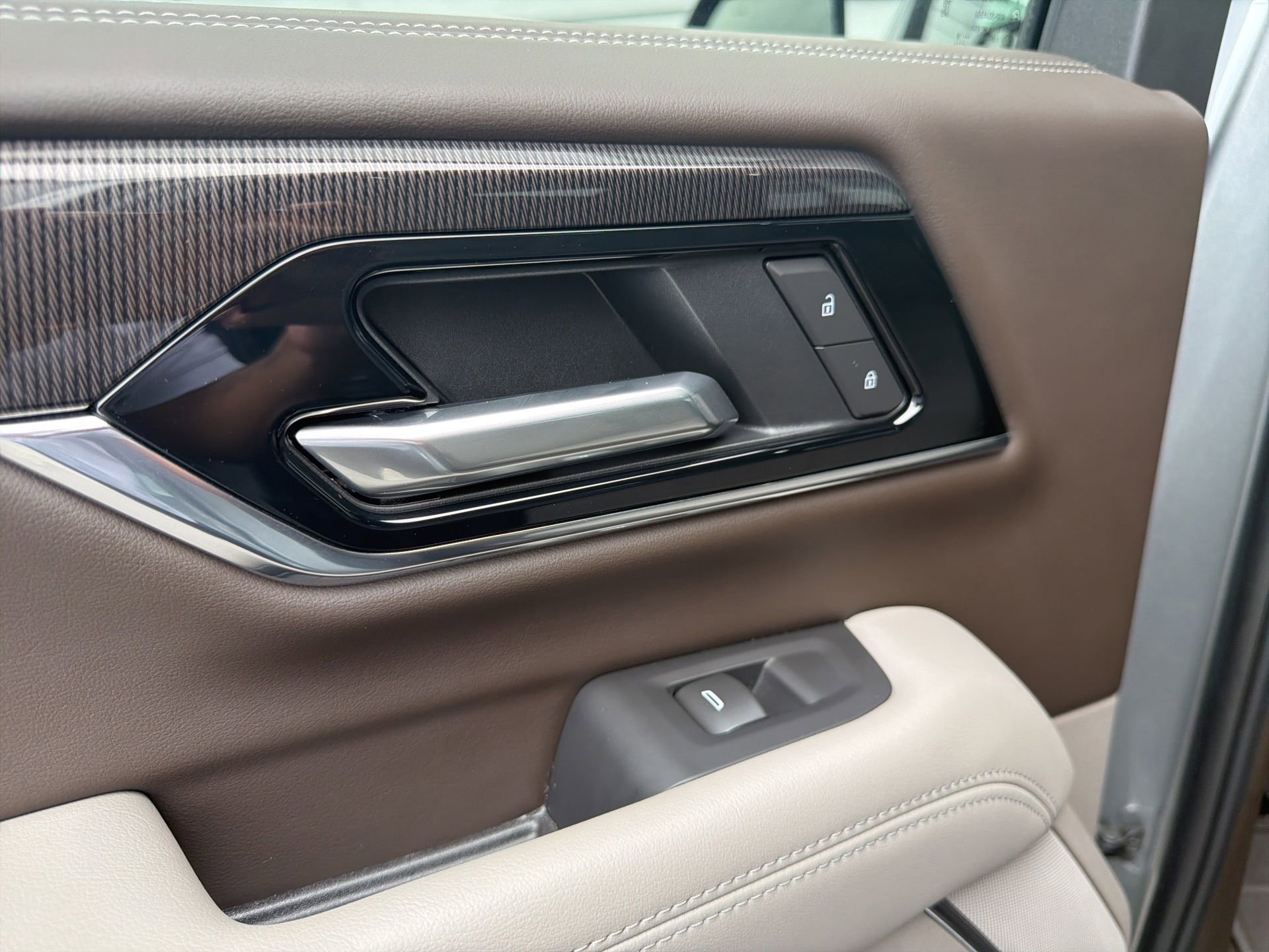 Used 2025 GMC Yukon Elevation RWD image 28