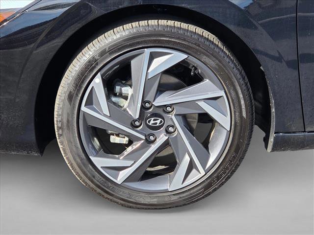 Used 2025 Hyundai Elantra SEL image 24