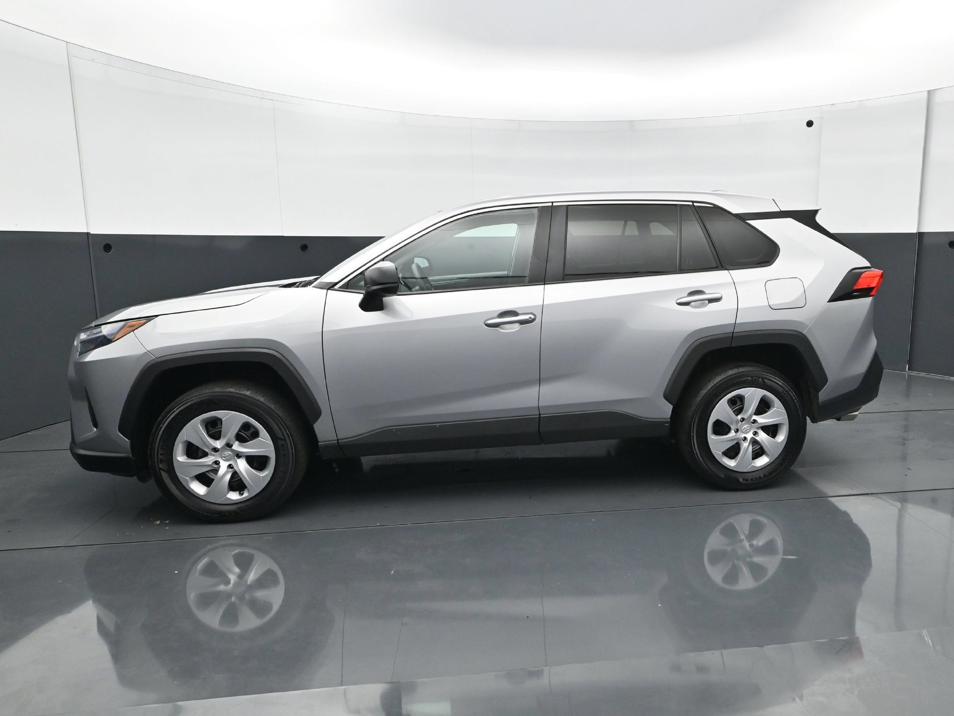 Used 2024 Toyota RAV4 LE AWD/4WD image 3