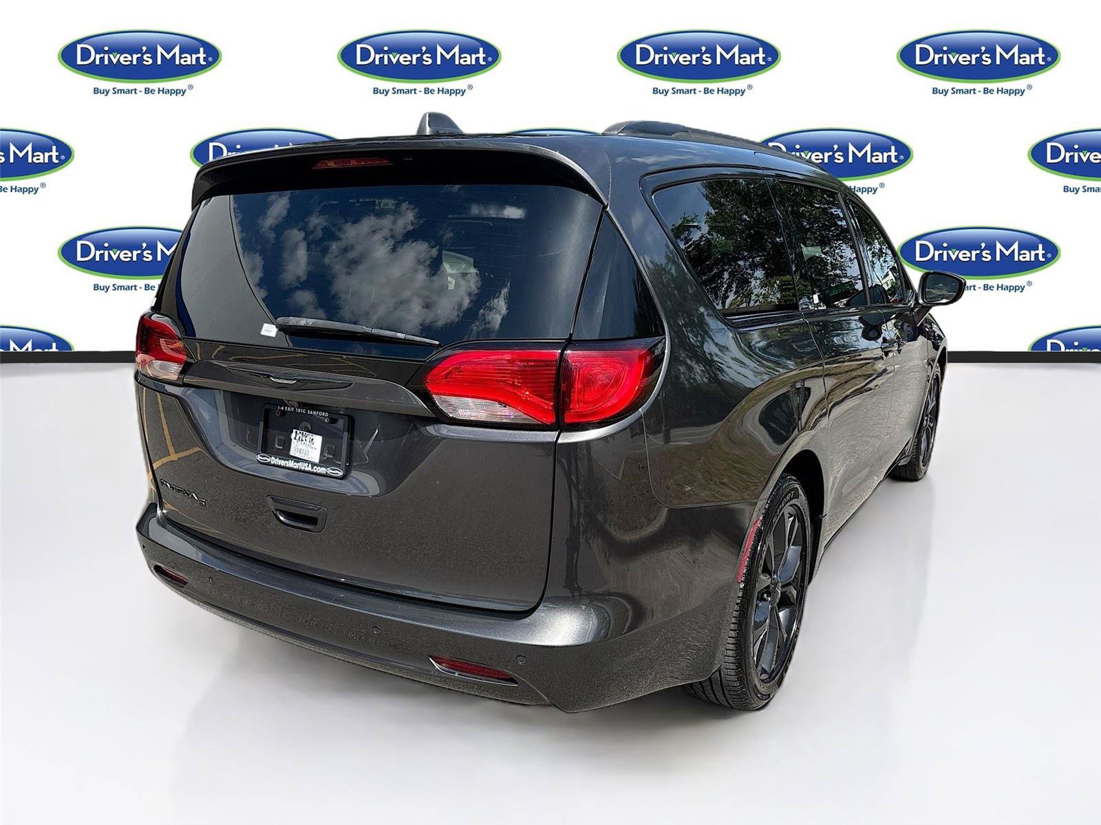 Used 2020 Chrysler Pacifica Touring-L Plus w/ S Appearance Package FWD image 7