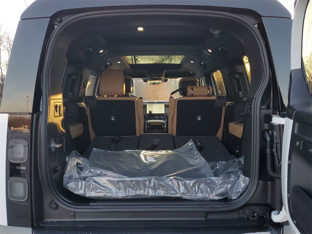 New 2026 Land Rover Defender 130 X-Dynamic SE image 32