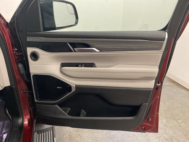 Used 2023 Jeep Wagoneer Series III w/ Premium Group I AWD/4WD image 28