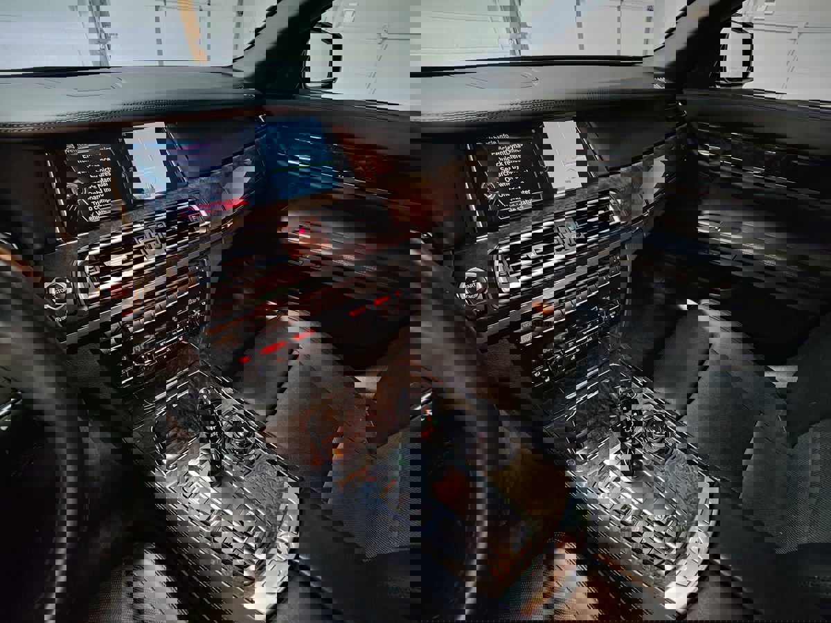 Used 2013 BMW 750Li xDrive image 28