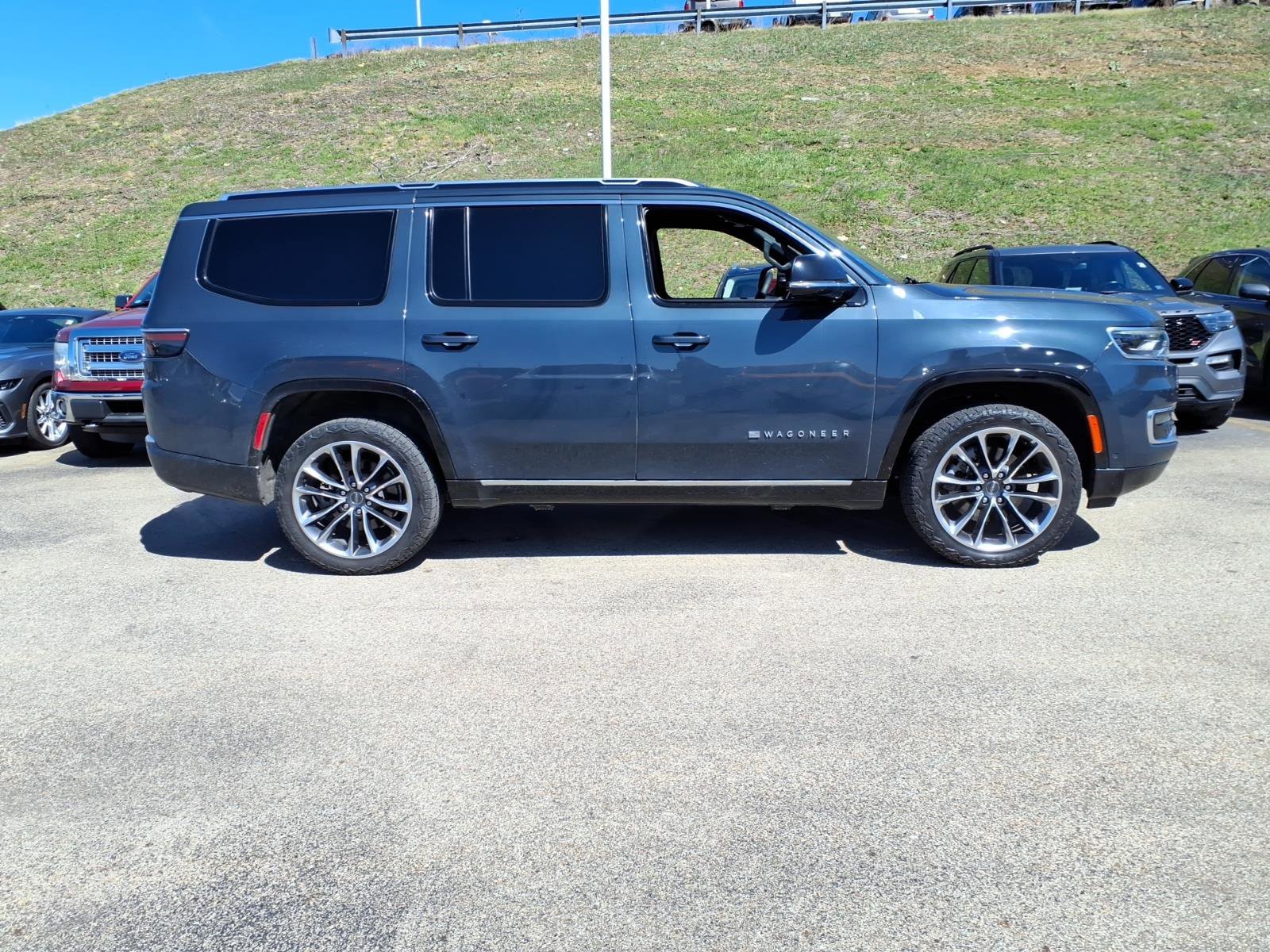 Used 2024 Jeep Wagoneer Series III w/ Premium Group I image 2