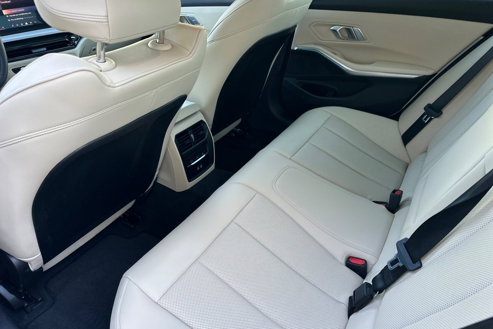 Used 2025 BMW 330i Sedan w/ Premium Package image 15