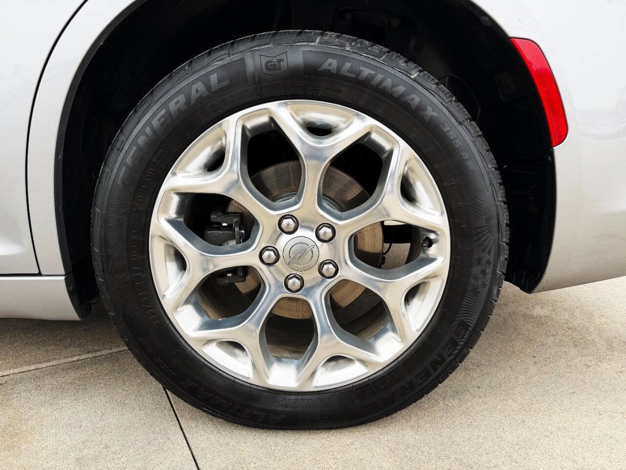 Used 2017 Chrysler 300 C Platinum image 44