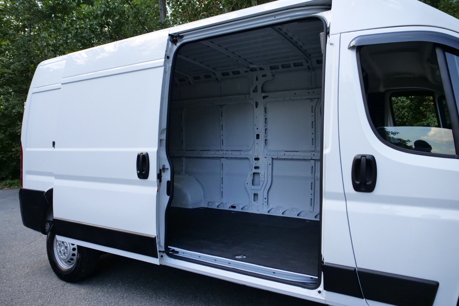 Used 2024 RAM ProMaster 2500 FWD image 11