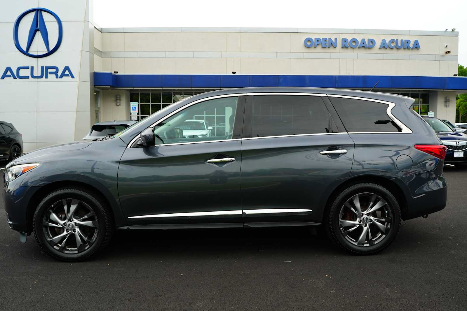 Used 2013 INFINITI JX35 AWD w/ Premium Pkg image 4