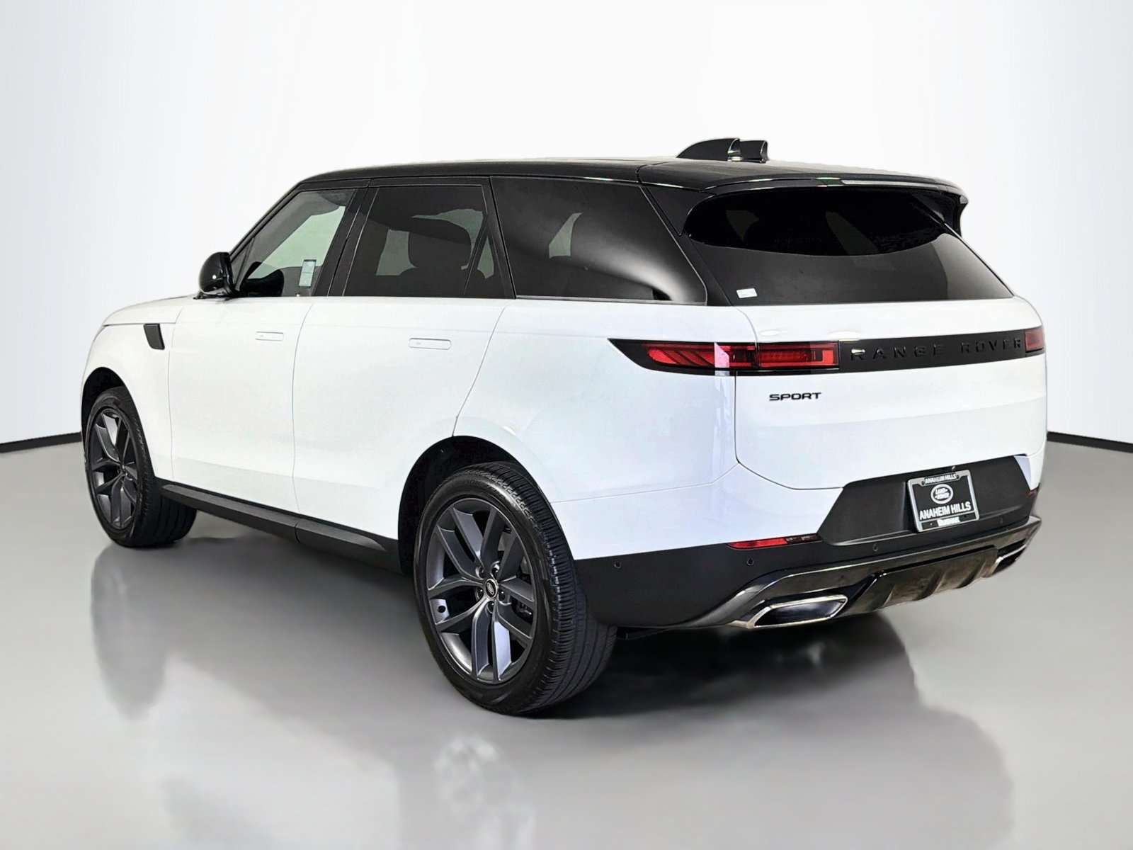 Used 2024 Land Rover Range Rover Sport SE AWD/4WD image 3
