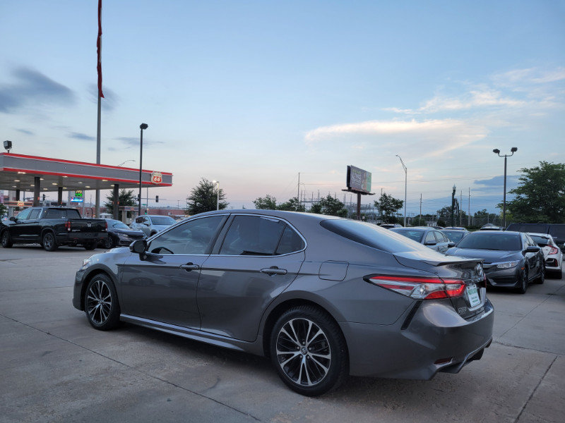 Used 2018 Toyota Camry SE FWD image 6