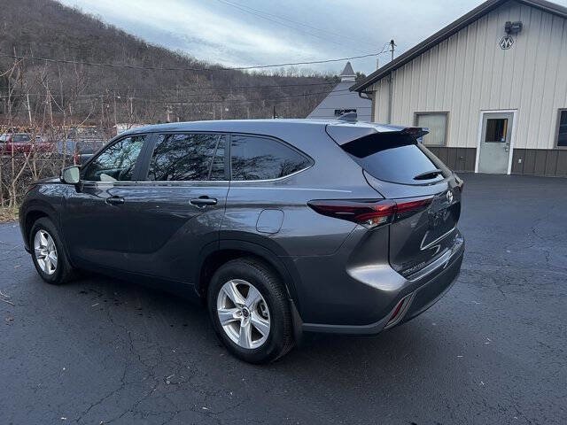 Used 2024 Toyota Highlander AWD image 7