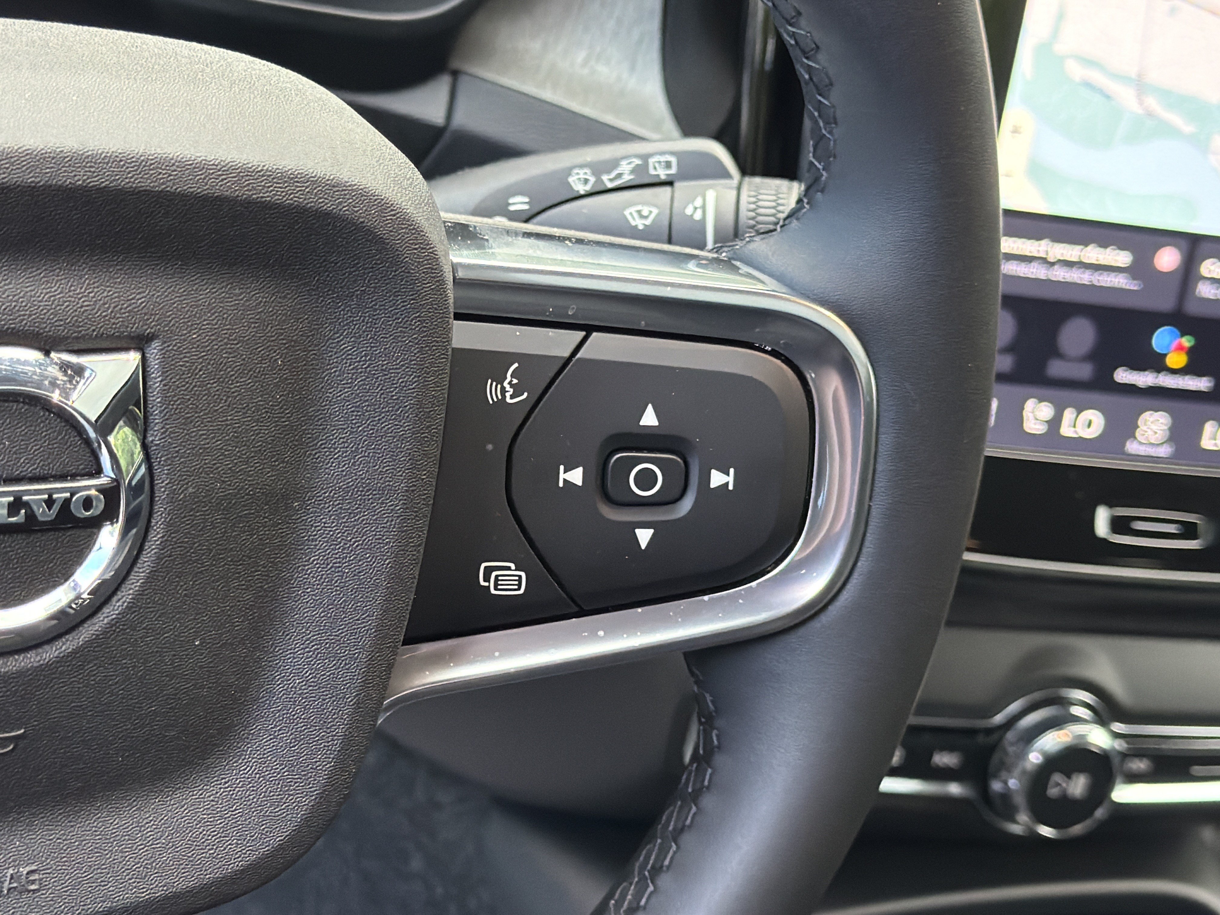 Certified 2026 Volvo XC40 B5 Plus AWD/4WD image 22