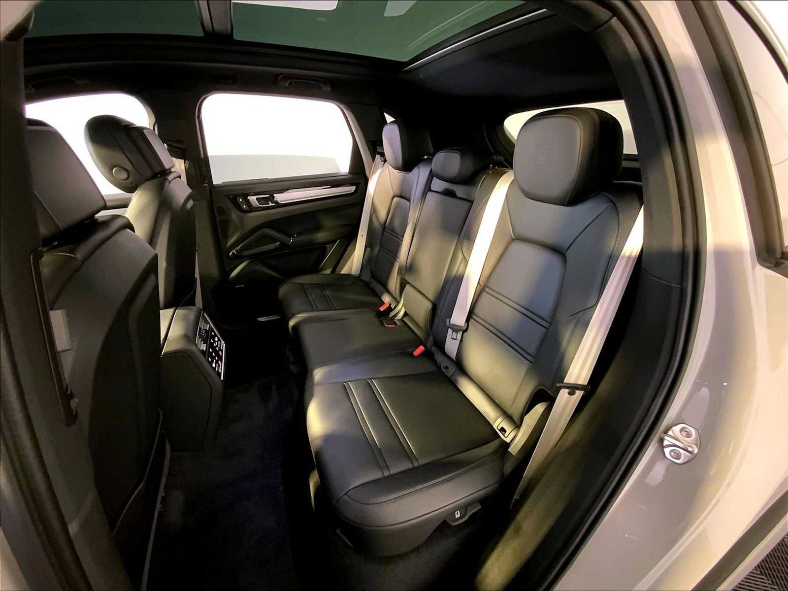 Certified 2023 Porsche Cayenne Platinum Edition AWD/4WD image 24