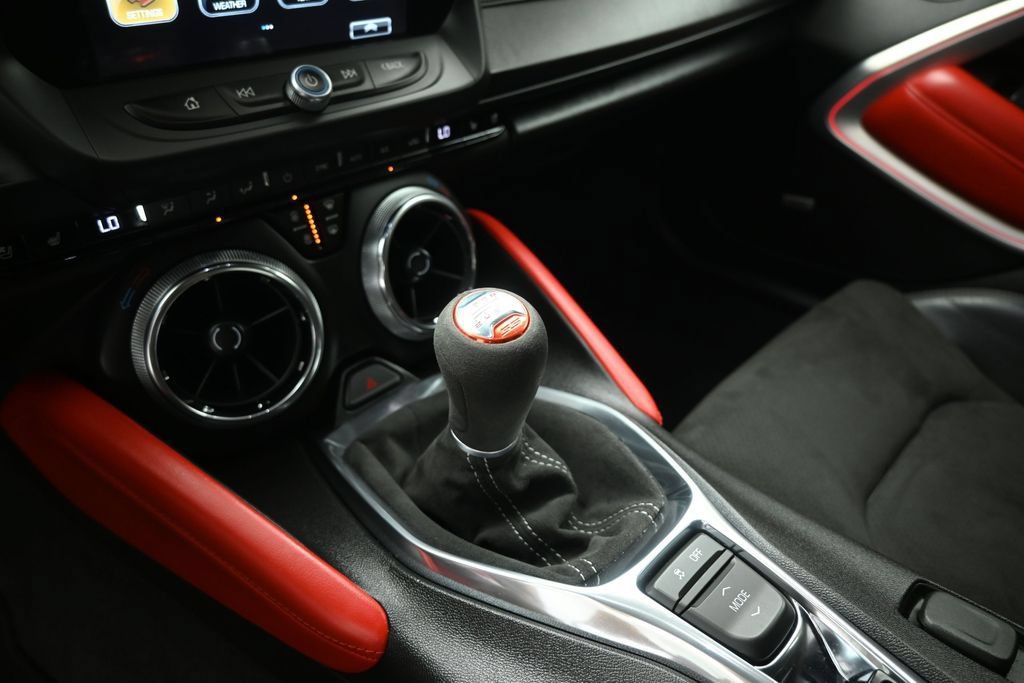 Used 2018 Chevrolet Camaro SS RWD image 15