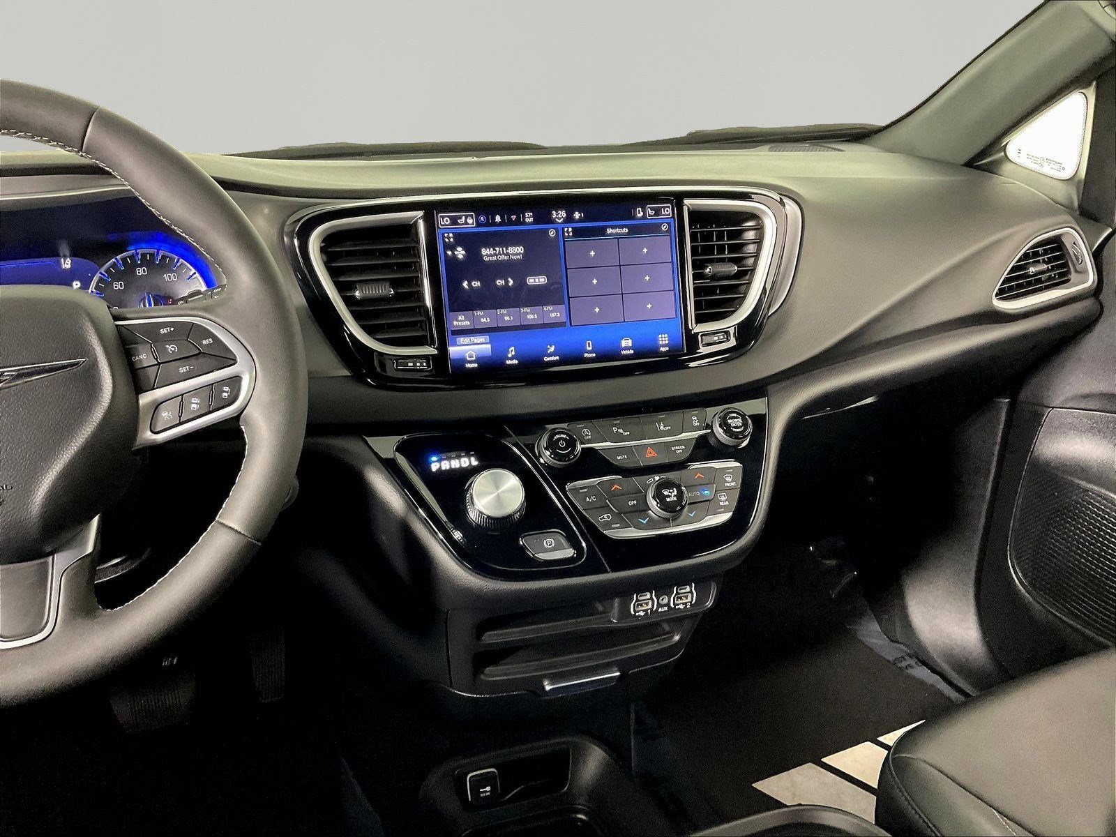 Used 2025 Chrysler Pacifica Select FWD image 9
