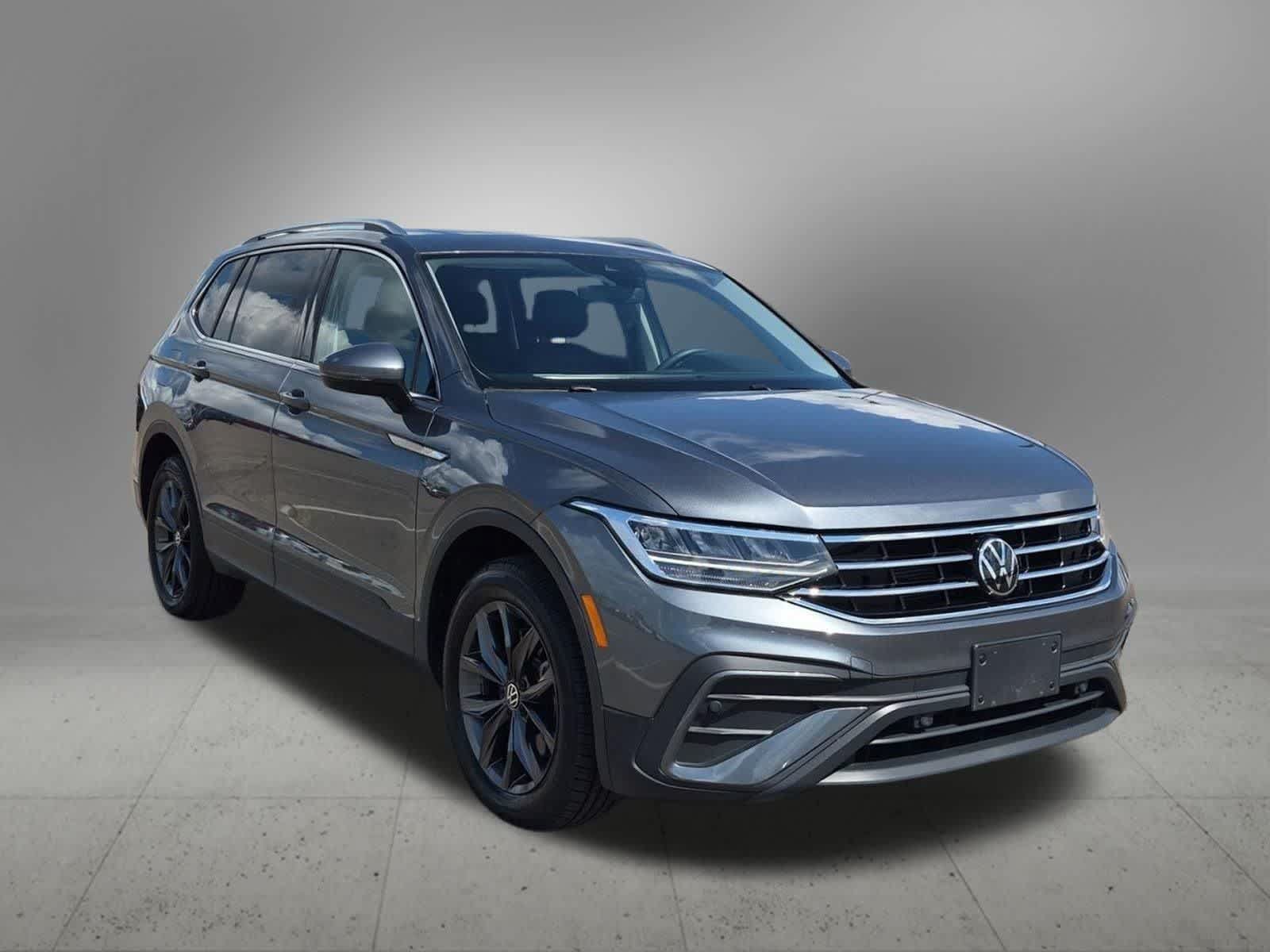 Used 2023 Volkswagen Tiguan SE w/ Panoramic Sunroof Package FWD image 8