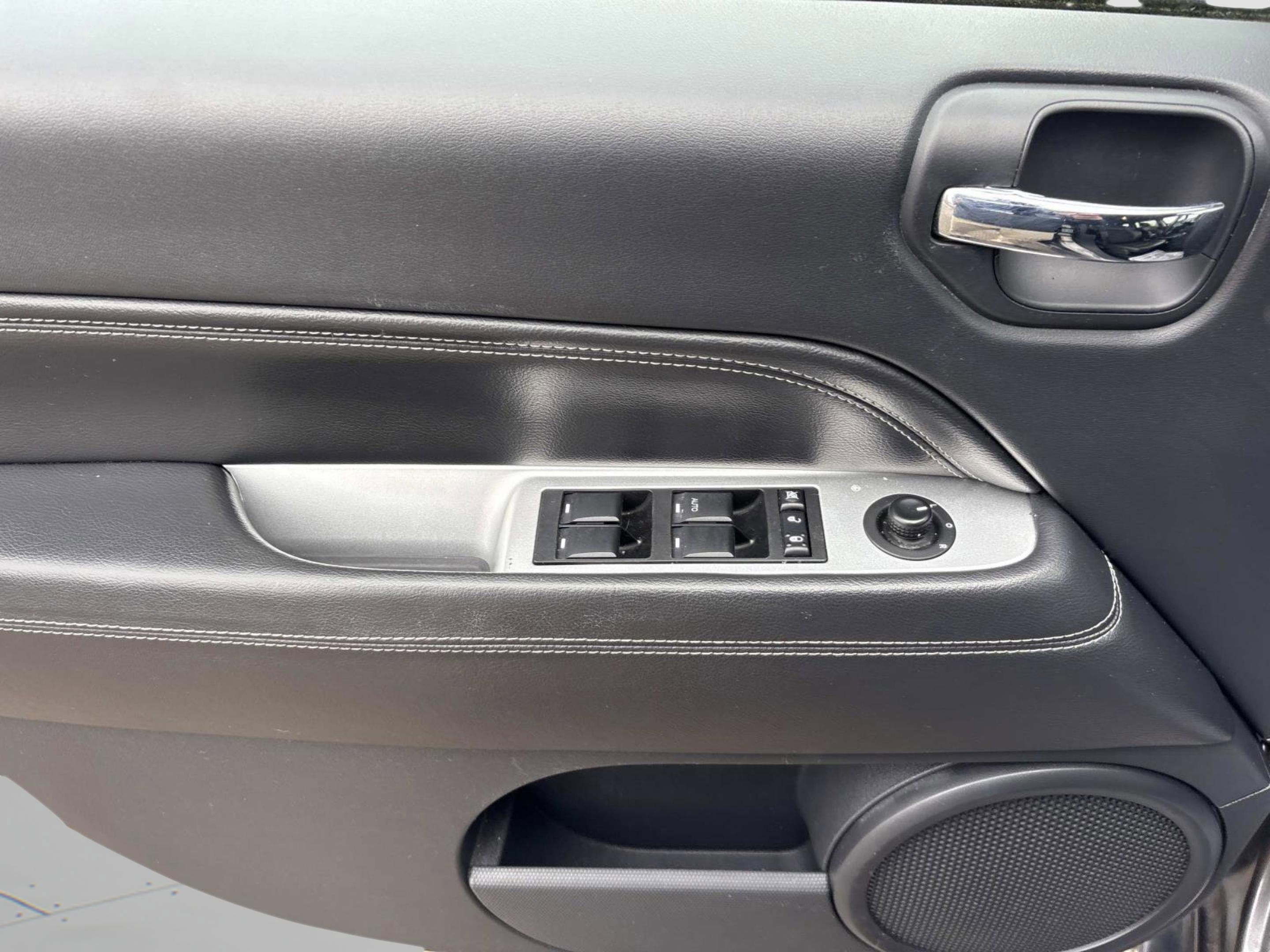 Used 2016 Jeep Compass Latitude image 23