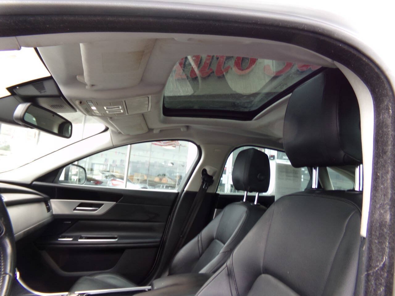 Used 2016 Jaguar XF Premium RWD image 9