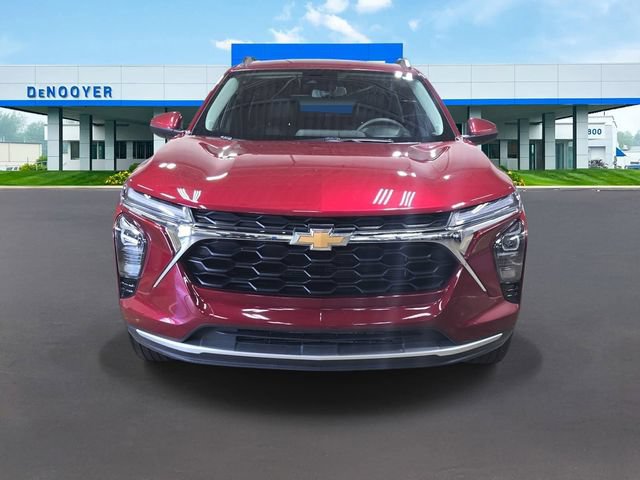 Used 2025 Chevrolet Trax LT FWD image 2