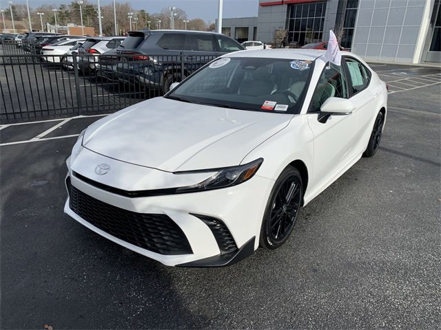 Used 2025 Toyota Camry SE image 4