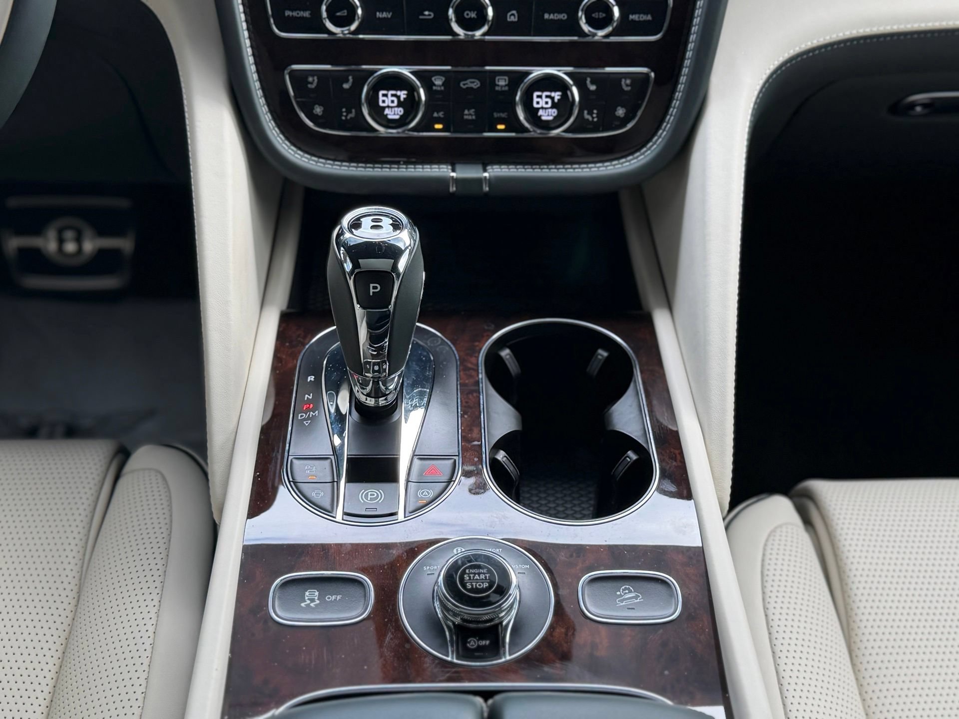 Certified 2024 Bentley Bentayga Extended Wheelbase AWD/4WD image 38