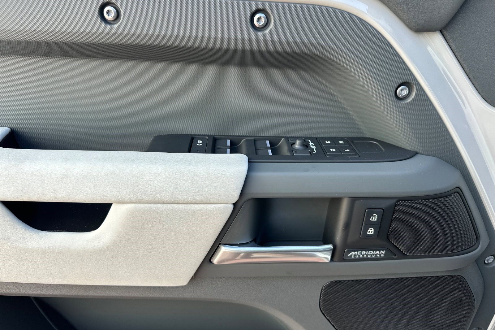 New 2026 Land Rover Defender 110 X-Dynamic SE image 15