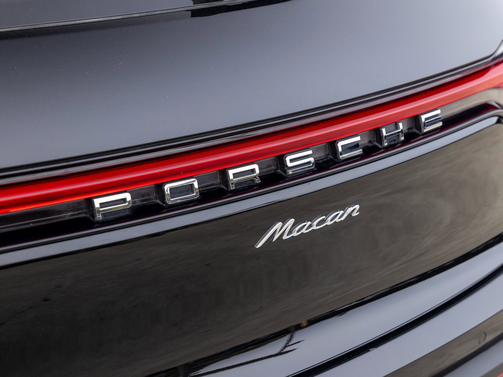 Certified 2025 Porsche Macan image 19