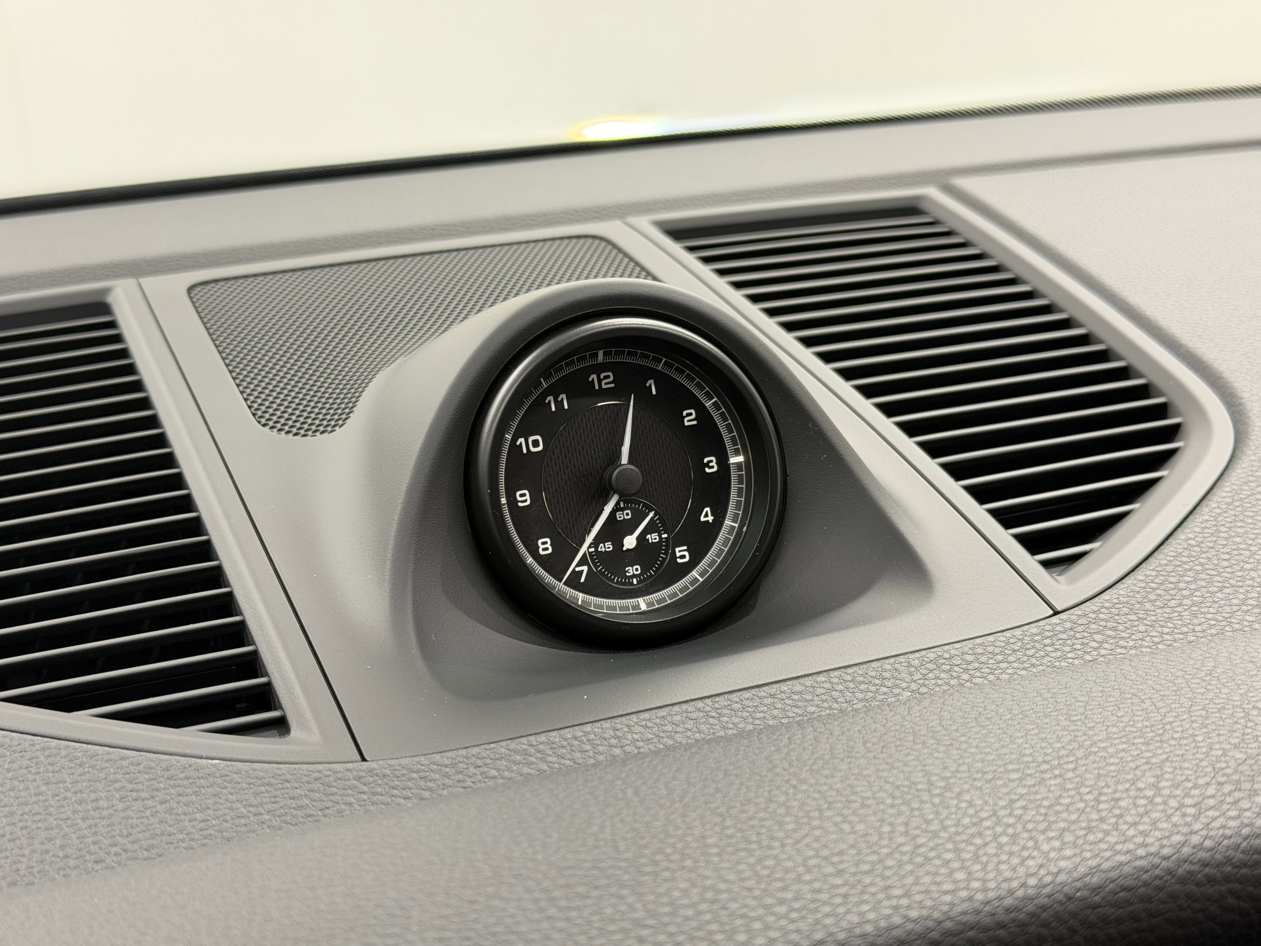 Certified 2025 Porsche Macan AWD/4WD image 53