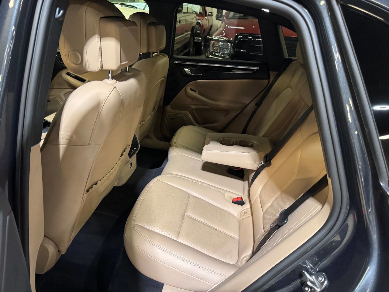 Used 2024 Porsche Macan w/ Premium Plus Package image 10