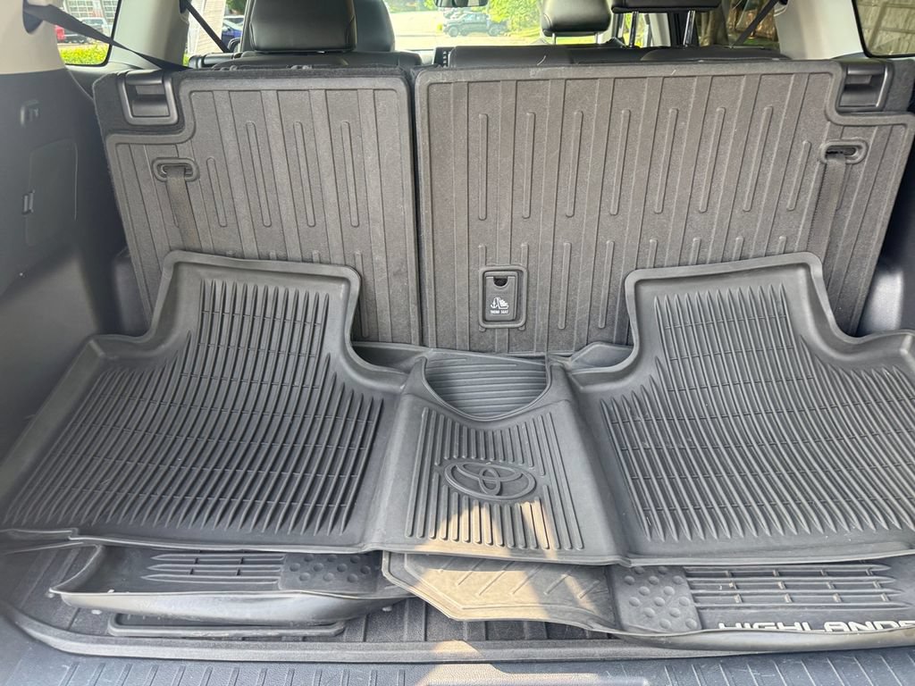 Used 2020 Toyota Highlander XLE AWD/4WD image 16
