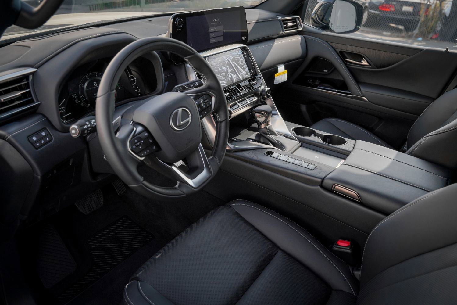 Used 2024 Lexus LX 600 4WD w/ Luxury Package image 2