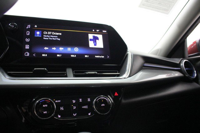 Used 2025 Chevrolet Trax LT w/ LT Convenience Package FWD image 16