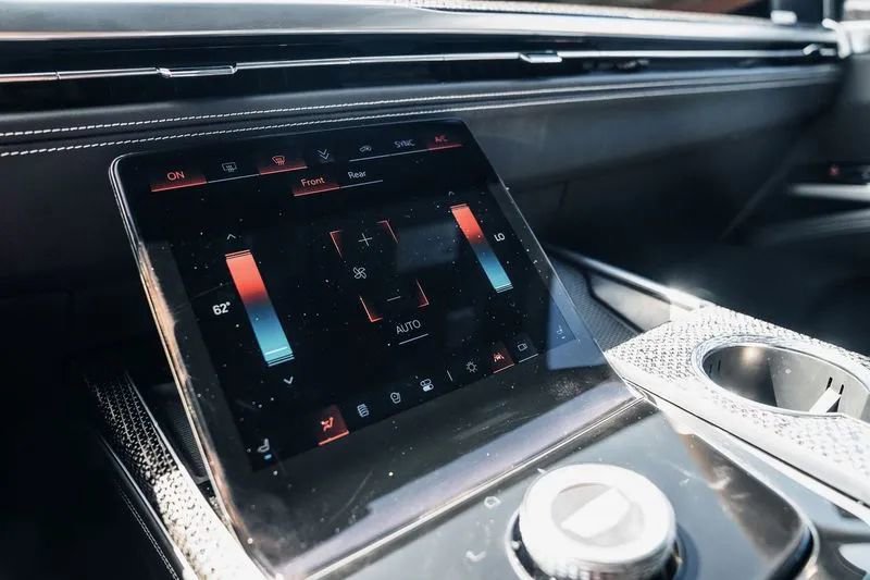 Used 2025 Cadillac Escalade ESV V AWD/4WD image 14