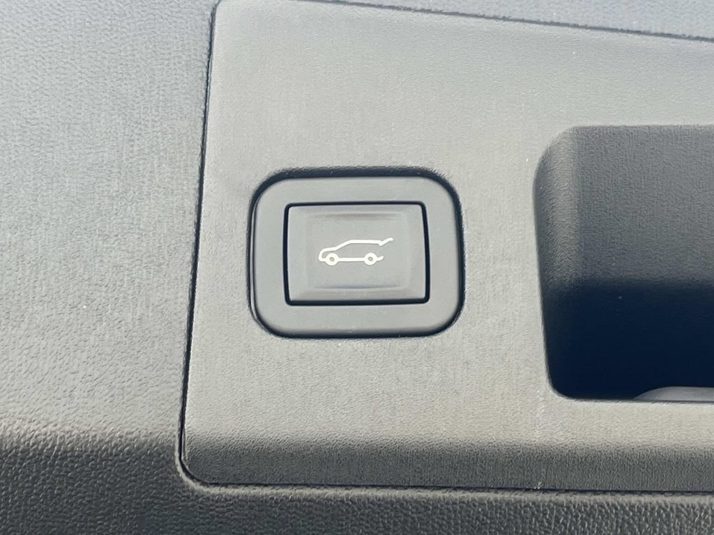 New 2026 Cadillac XT5 Luxury w/ LPO, ONYX Package FWD image 13