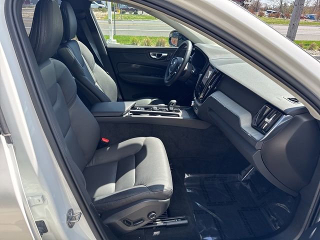 Used 2025 Volvo XC60 B5 Plus image 15
