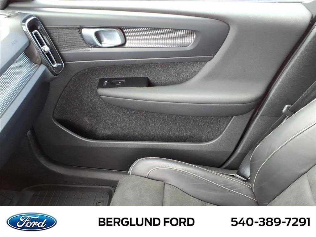 Used 2021 Volvo XC40 T5 R-Design w/ Climate Package image 32