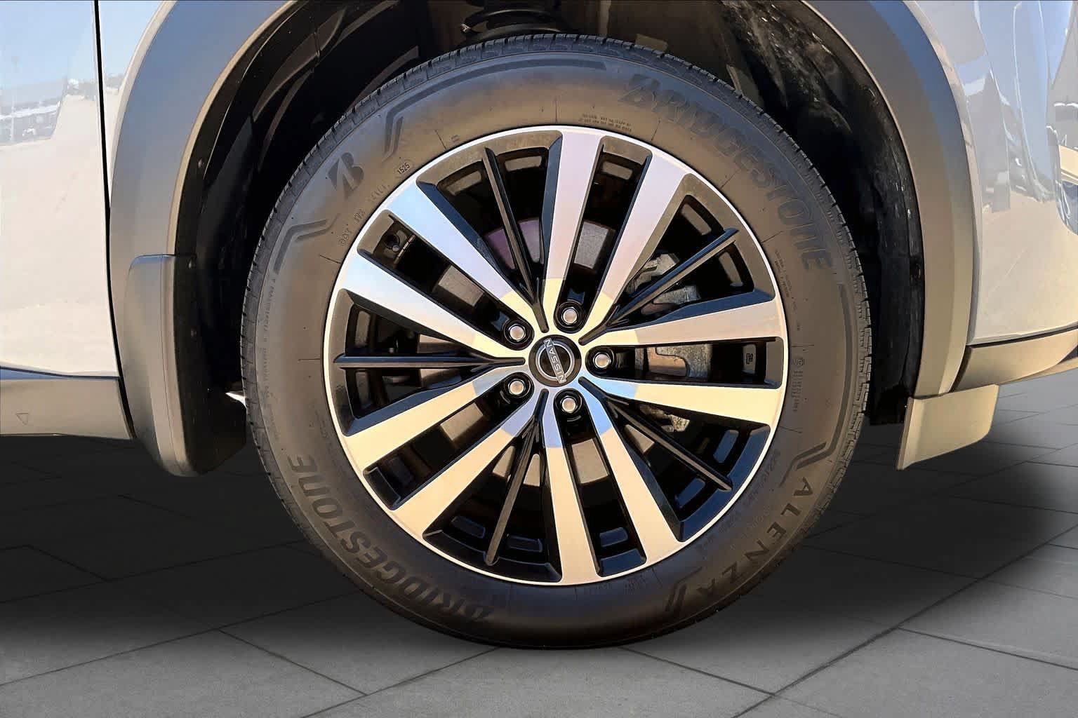 Certified 2025 Nissan Pathfinder Platinum AWD/4WD image 11