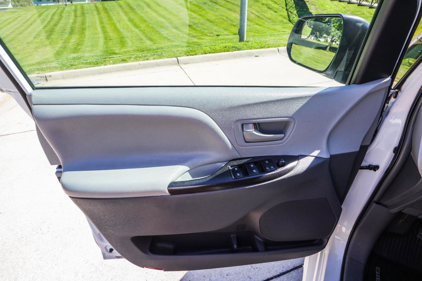 Used 2019 Toyota Sienna L FWD image 30