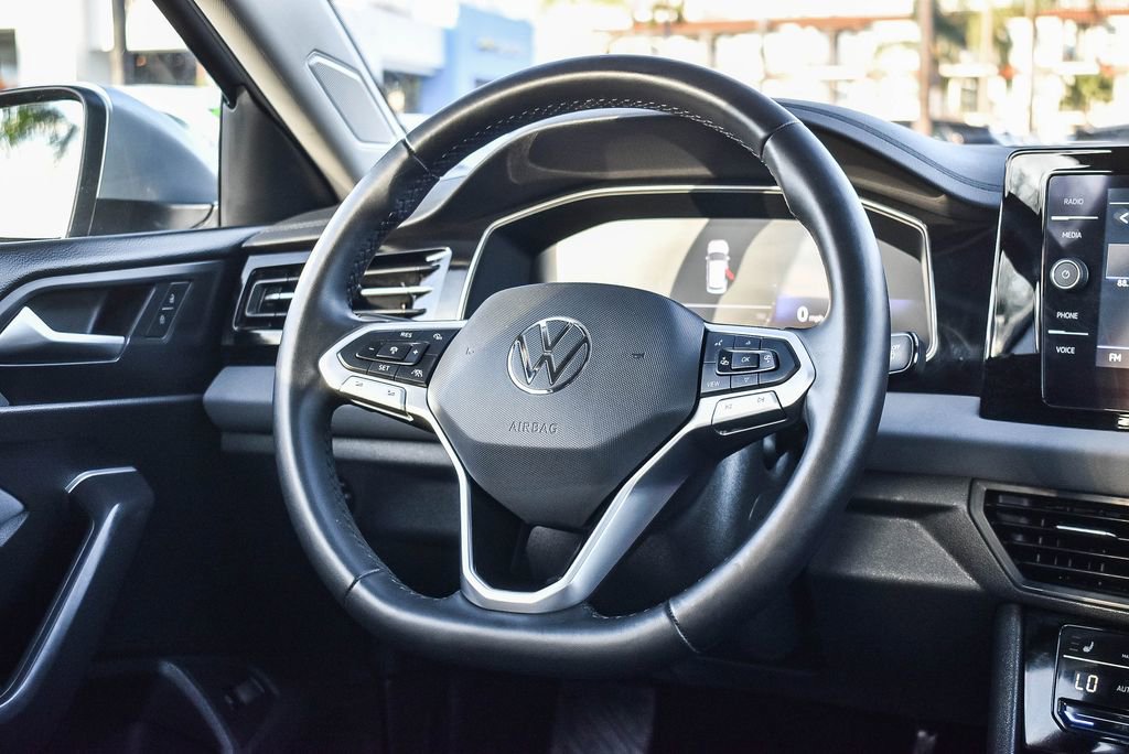 Used 2025 Volkswagen Jetta SE FWD image 15