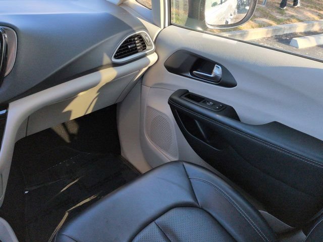 Used 2023 Chrysler Pacifica Touring-L FWD image 15