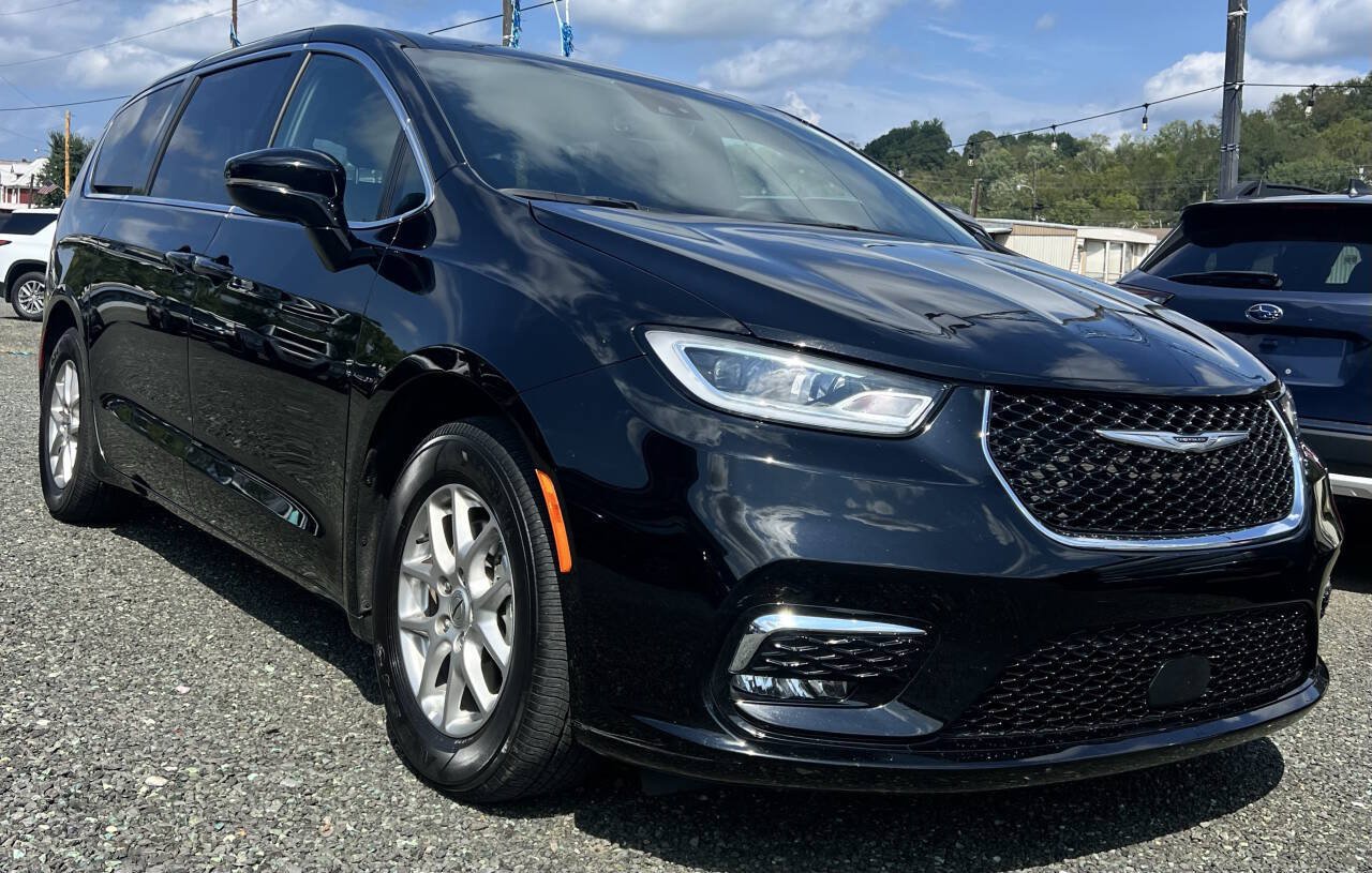 Used 2025 Chrysler Pacifica Select FWD image 3