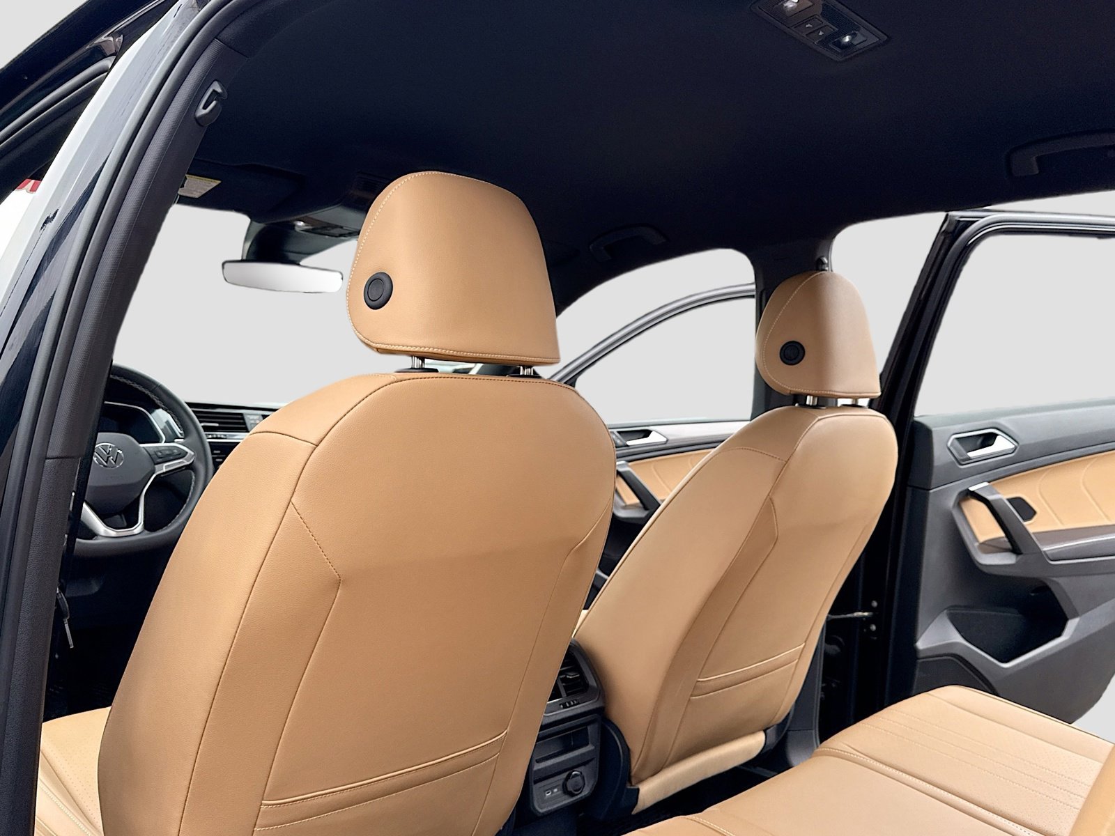 Used 2024 Volkswagen Tiguan SE image 6