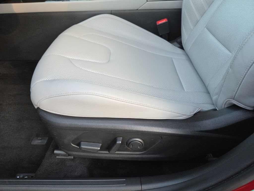 Used 2025 Hyundai Elantra Limited FWD image 19