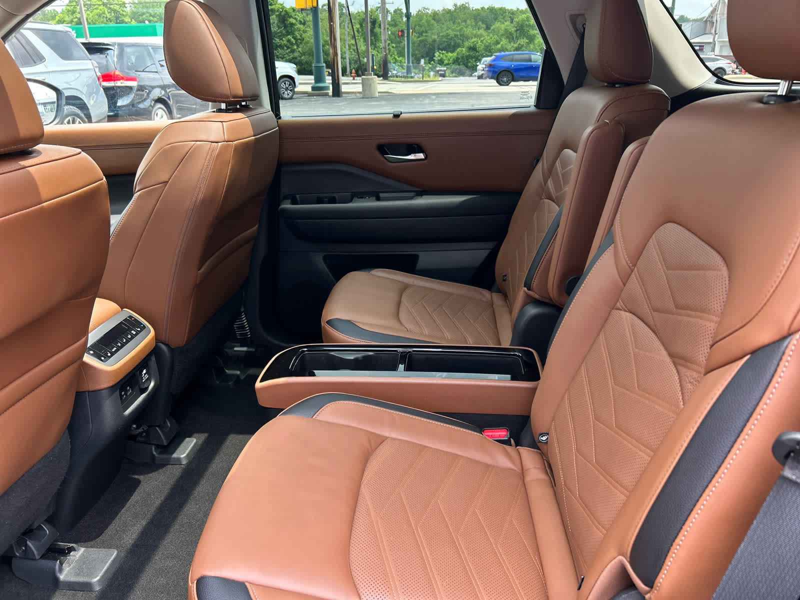 Certified 2025 Nissan Pathfinder Platinum AWD/4WD image 13