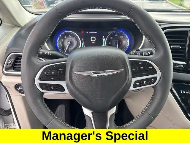 Used 2023 Chrysler Pacifica Touring-L FWD image 15