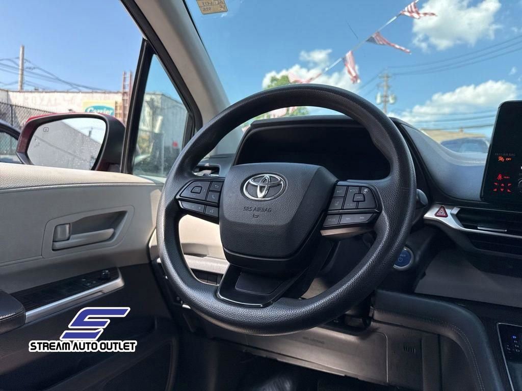Used 2022 Toyota Sienna LE image 21